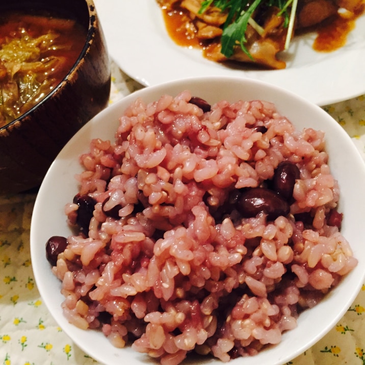 土鍋で炊きます！玄米の黒豆ご飯！